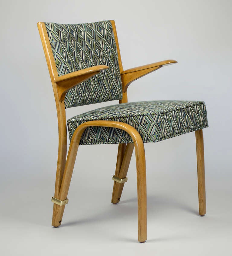 Hugue Steiner a conçu cette ligne de meubles dans les années 1950.  Les cadres des chaises sont en chêne cintré à la vapeur, un style de fabrication de meubles utilisé au début des années 1950. Ce modèle est recherché car il possède les accoudoirs. 