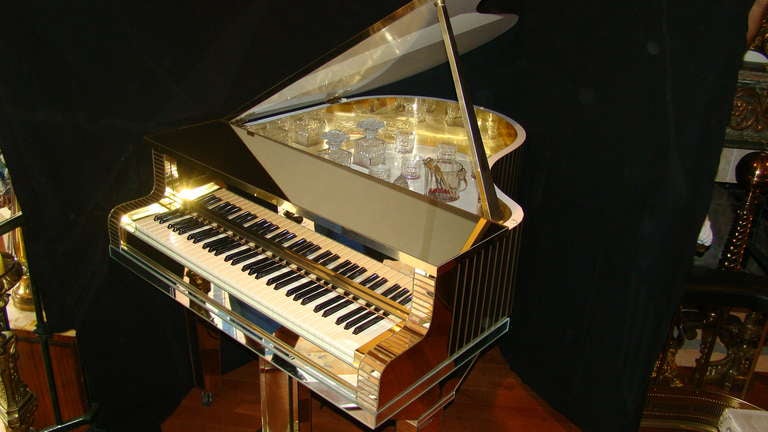 Custom mirrored electric piano with complete bar inside. Circa 1970 In Excellent Condition For Sale In Los Angeles, CA
