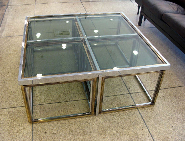 Français Table en verre de la Maison Charles avec quatre tables d'appoint