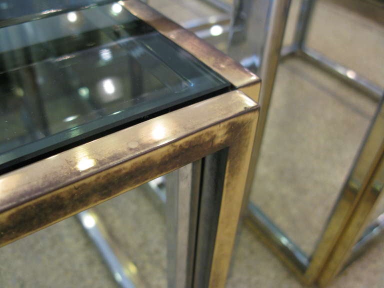 Table en verre de la Maison Charles avec quatre tables d'appoint 2