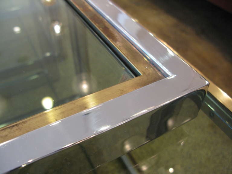 Table en verre de la Maison Charles avec quatre tables d'appoint 3