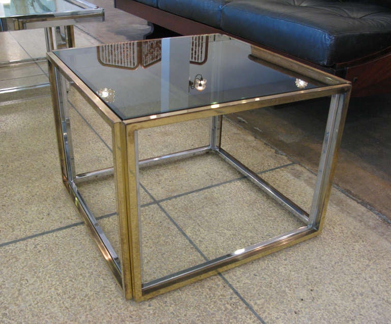 Table en verre de la Maison Charles avec quatre tables d'appoint 1