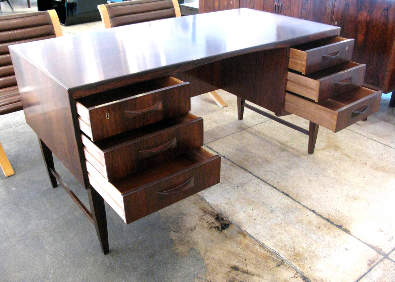 Small-scale Danish rosewood desk. The front side features six drawers and the back side has an area for closed door and lockable storage. Includes two brass keys.

* ON SALE - 50% OFF. Originally $5500. LIMITED TIME ONLY. No further discounts