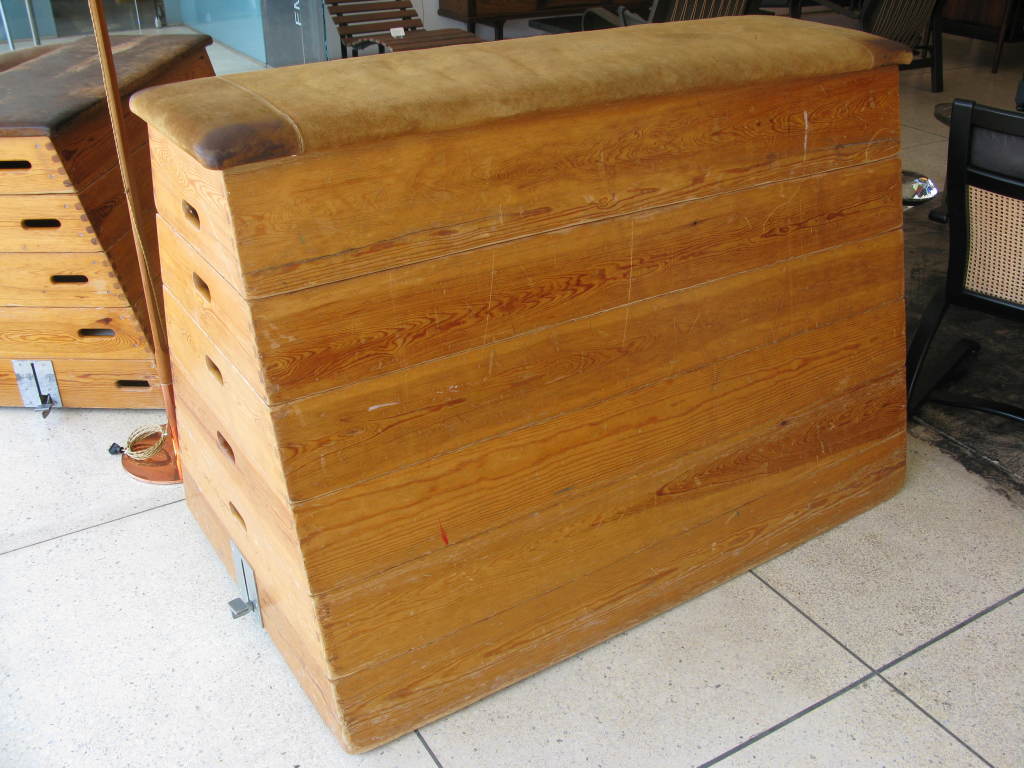 Vintage Wood & Leather Gym Vault - Large In Good Condition In Los Angeles, CA