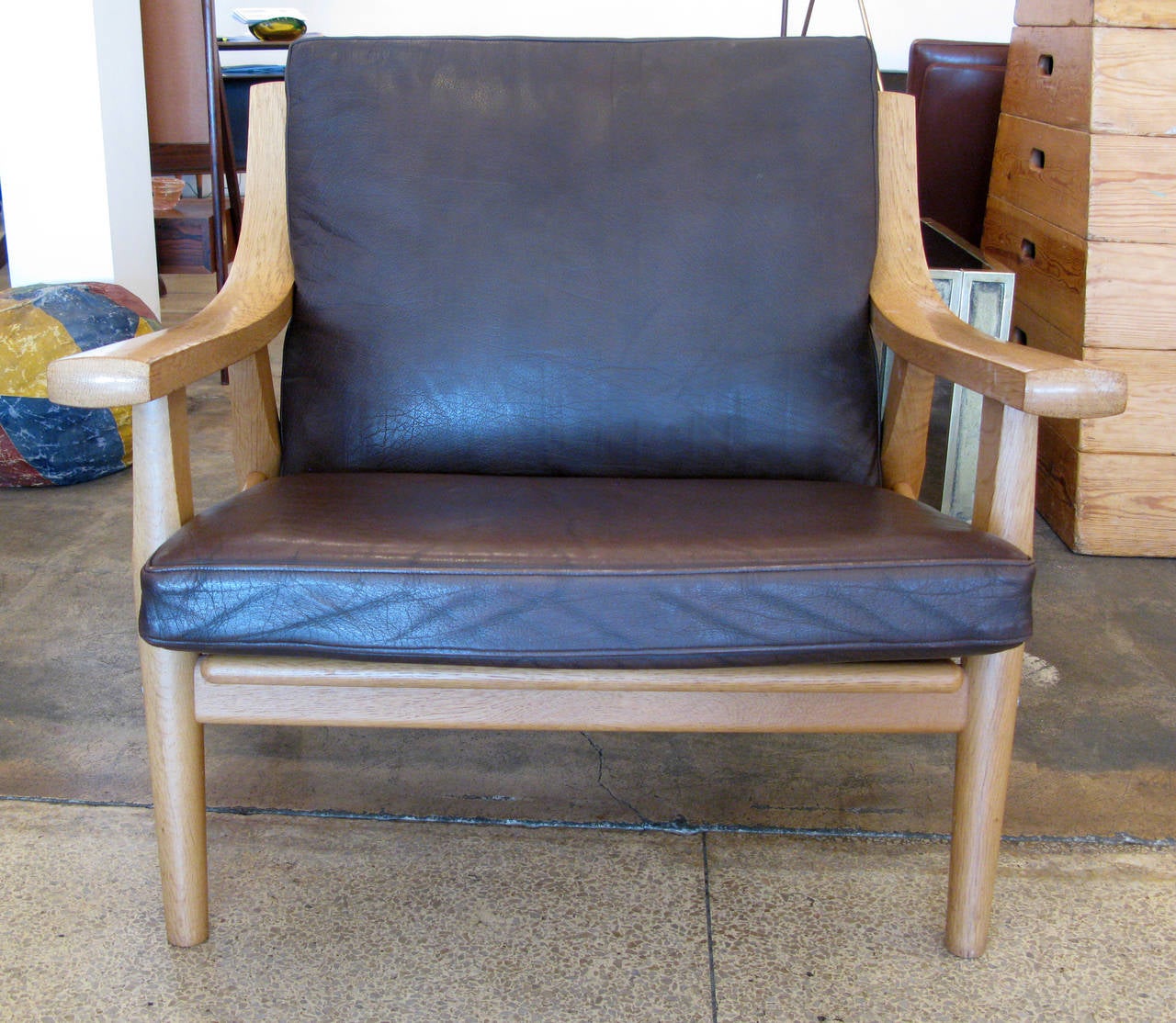 Pair of armchairs by Hans J. Wegner.  Oak frame with loose cushions upholstered in aged chocolate brown leather. Manufactured Getama, model GE-530.  Designed in 1973.  Seat height: 16