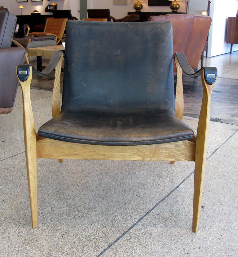 Single safari chair by Ebbe & Karen Clemmensen (model 3405). Oak frame with aged brown leather and arms. Produced by Fritz Hansen. Designed in 1958. Seat measures 15