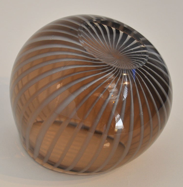 Small vessel by Nanny Still. Signed. Nanny Still (1926-2009), is one of the important modern Finnish designers of glass and ceramics.