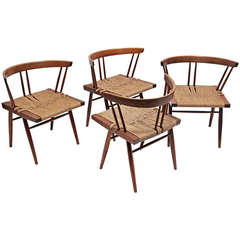 Quatre chaises assises en herbe:: George Nakashima