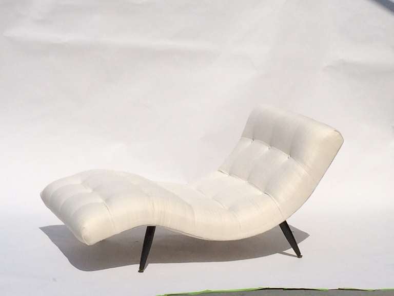 Adrian Pearsall Biscuit Tufted Undulating Chaise Longue in White Silk In Excellent Condition In Los Angeles, CA