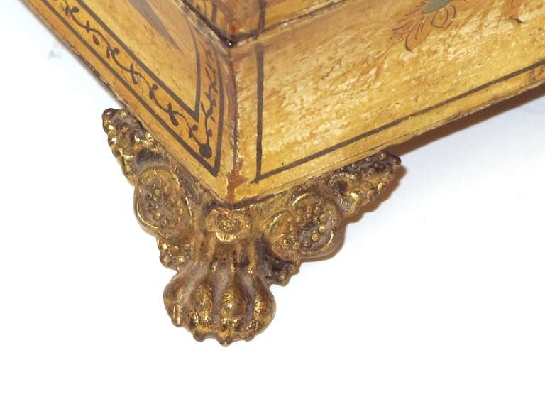 Élégant coffret à bijoux Régence anglais style Chinoiserie laqué jaune en vente 2