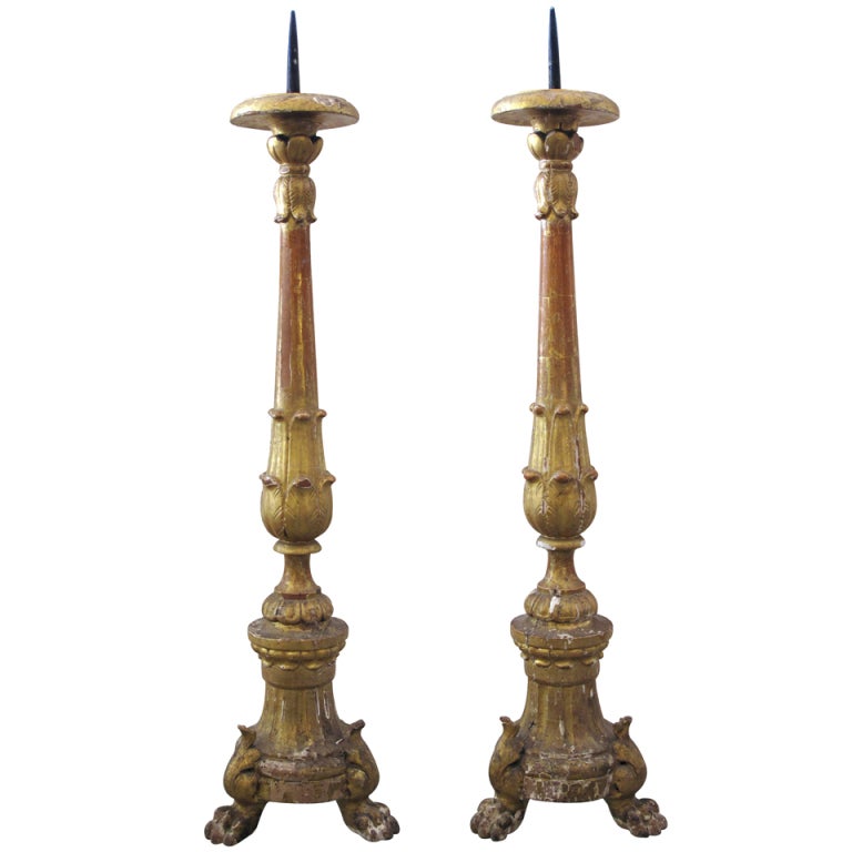 Paire de grands et remarquables bâtons de chevalet tripodes en bois doré de style baroque italien