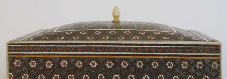 Boîte à bijoux carrée en micro-mosaïque de style anglo-indien "Sadeli":: finement exécutée