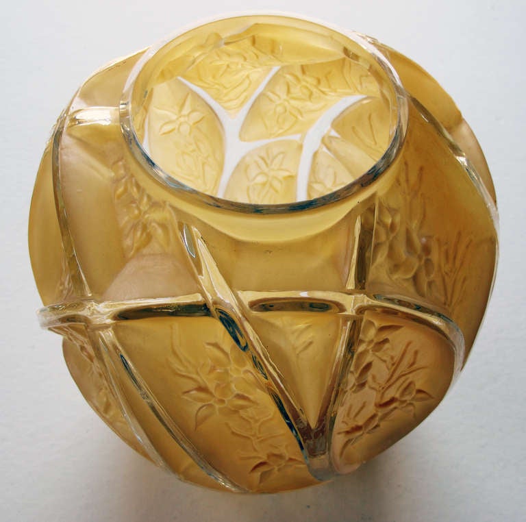 A Well-Executed American Art Deco Consolidated Glass Honey-Colored '700 Line' Vase In Excellent Condition In San Francisco, CA