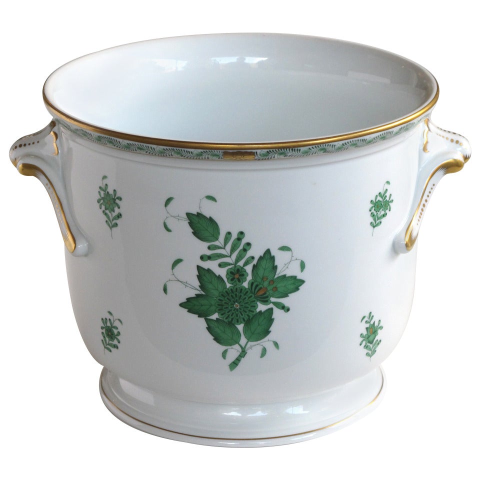Großer und hochwertiger ungarischer weiß glasierter Übertopf aus den 1950er Jahren mit grüner, polychromierter und vergoldeter Blumendekoration; von Herend im Angebot