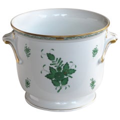 Grand cache-pot hongrois des années 1950 de bonne qualité, vernissé blanc avec décoration florale verte polychromée et dorée ; par Herend
