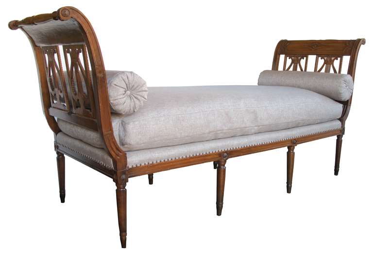 A Handsome Italian Neoclassical Walnut Daybed In Excellent Condition In San Francisco, CA