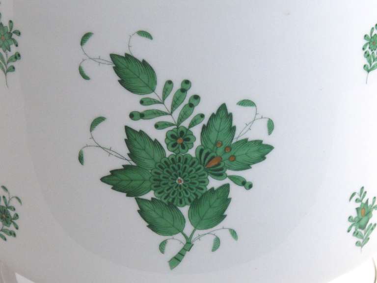 Großer und hochwertiger ungarischer weiß glasierter Übertopf aus den 1950er Jahren mit grüner, polychromierter und vergoldeter Blumendekoration; von Herend im Zustand „Hervorragend“ im Angebot in San Francisco, CA