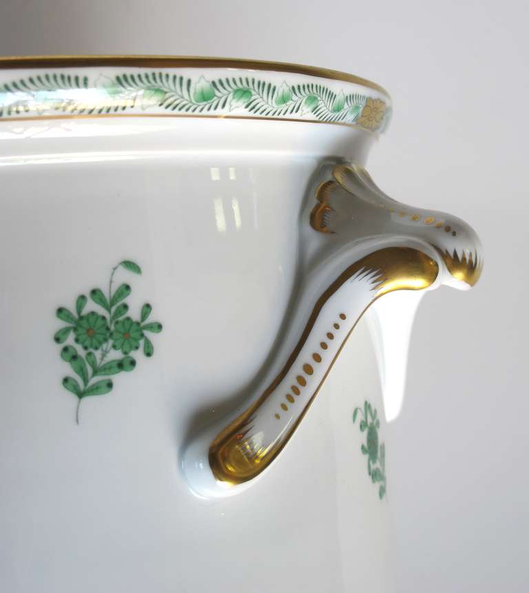 Großer und hochwertiger ungarischer weiß glasierter Übertopf aus den 1950er Jahren mit grüner, polychromierter und vergoldeter Blumendekoration; von Herend im Angebot 1
