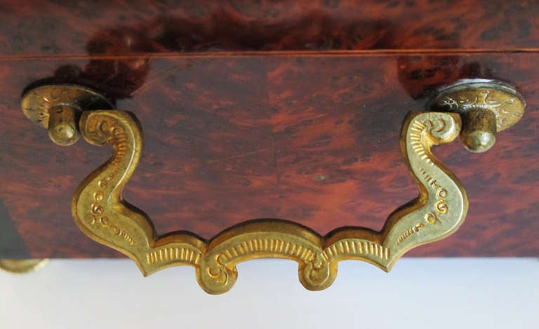 Französische Napoleon III.-Schachtel aus Wurzelholz und Nussbaumholz mit Ebenholz-Intarsien, reich bemalt