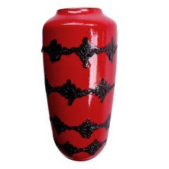 Un grande vaso ovoidale smaltato di rosso della Germania Occidentale degli anni '60