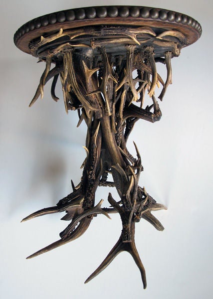 Un rústico  Mesa Circular Escocesa de Asta con Tapa de Cuero Repujado