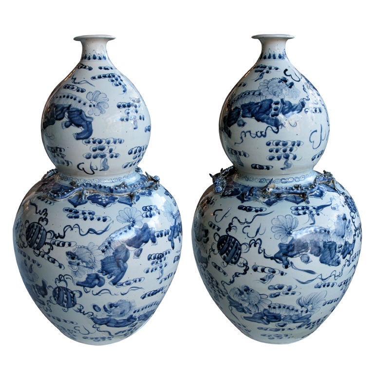 A Large-Scaled Pair of Chinese Blue&White Double-Gourd Vases