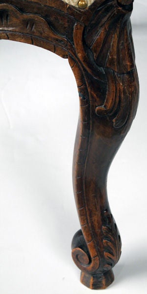 Ein kurvenreicher offener Sessel aus geschnitztem Nussbaumholz im dänischen Rokoko-Stil (Dänisch) im Angebot