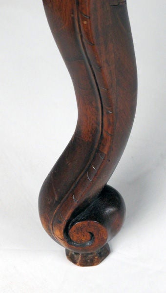 Ein kurvenreicher offener Sessel aus geschnitztem Nussbaumholz im dänischen Rokoko-Stil (Geschnitzt) im Angebot
