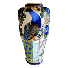 Reich verzierte dänische Jugendstil-Fayence-Vase mit Pfauenhähnen