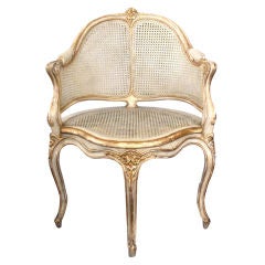 Una elegante silla esquinera francesa estilo Luis XV pintada de gris pálido