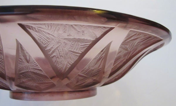 Mid-20th Century Large-Scaled French Art Deco Frosted and Clear Amethyst Glass Bowl For Sale