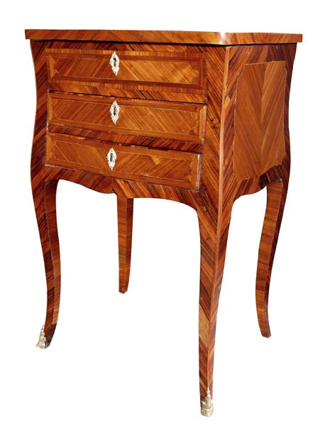 A Richly-Patinated French Louis XV 2-Drawer Kingwood Herringbone Veneered Bombe-Form Dressing/Side Table