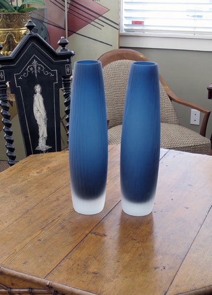 An Elegantly Shaped Pair of Swedish Midnight-Blue Vases 1