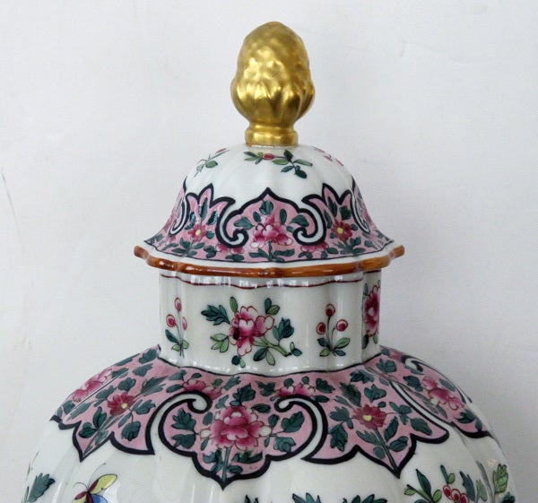 Elegant Pr of French Paris Porcelain Baluster-Form Covered Jars In Excellent Condition In San Francisco, CA