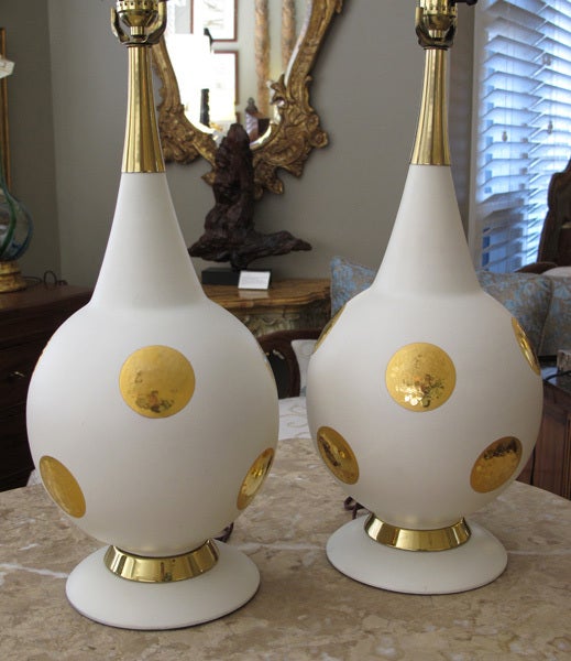 A Stylish Pair of American Ivory Ceramic Lamps with Gilt Circles In Excellent Condition In San Francisco, CA