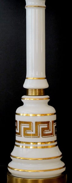 Une paire élégante de lampes américaines des années 1960 en verre opalin blanc de forme balustre avec un motif de clé grecque doré ; chacune avec un long cou en forme de colonne au-dessus d'un corps en forme de cloche orné de bandes dorées et d'un