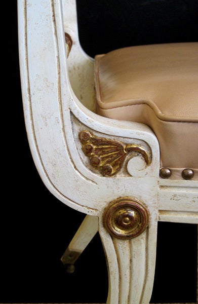 Paire élégante de chaises Klismos peintes de style Hollywood Regency des années 1940 en vente 1