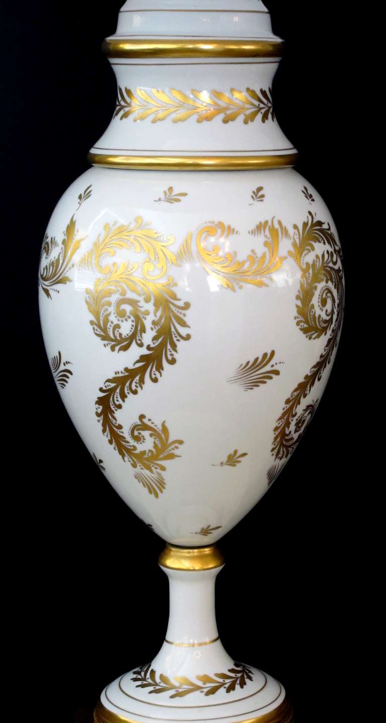 Lampada americana in porcellana Blanc de Chine, con etichetta 