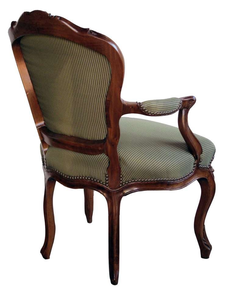An Well-Carved Set of 4 French Louis XV Style Walnut Open Armchairs In Good Condition In San Francisco, CA