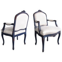 Ein anmutiges Paar blau-grau bemalter französischer Rokoko-Sessel mit Rocaille-Schnitzereien