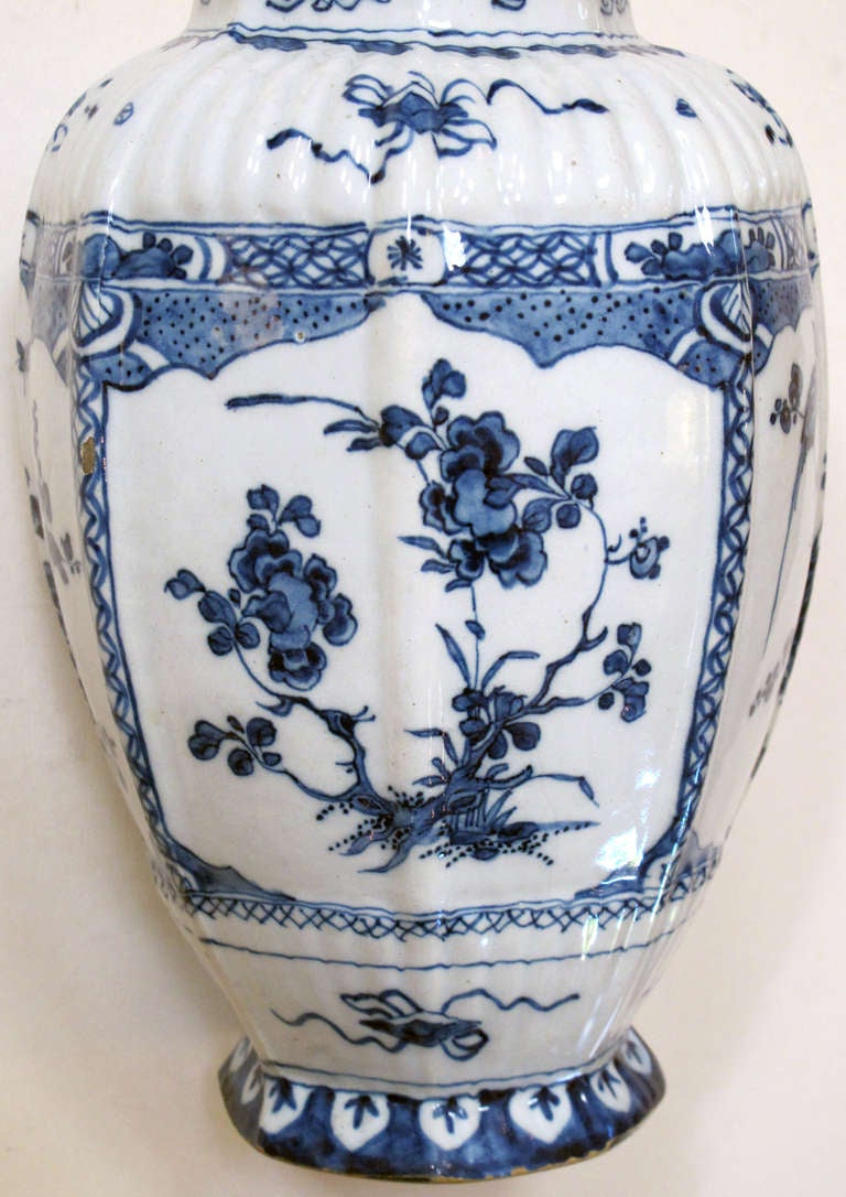 Good 18th Century Dutch Delft Blue & White Ribbed Covered Vase with Lion Finial In Good Condition In San Francisco, CA