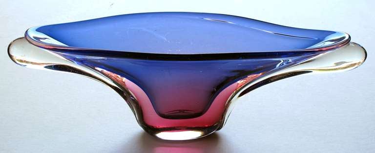 A large and impressive Murano Mid-Century elliptical-form glass bowl in hues of blue and aubergine; by Seguso; the thick elongated bowl in colors from blue to aubergine all flanked by clear glass handles.