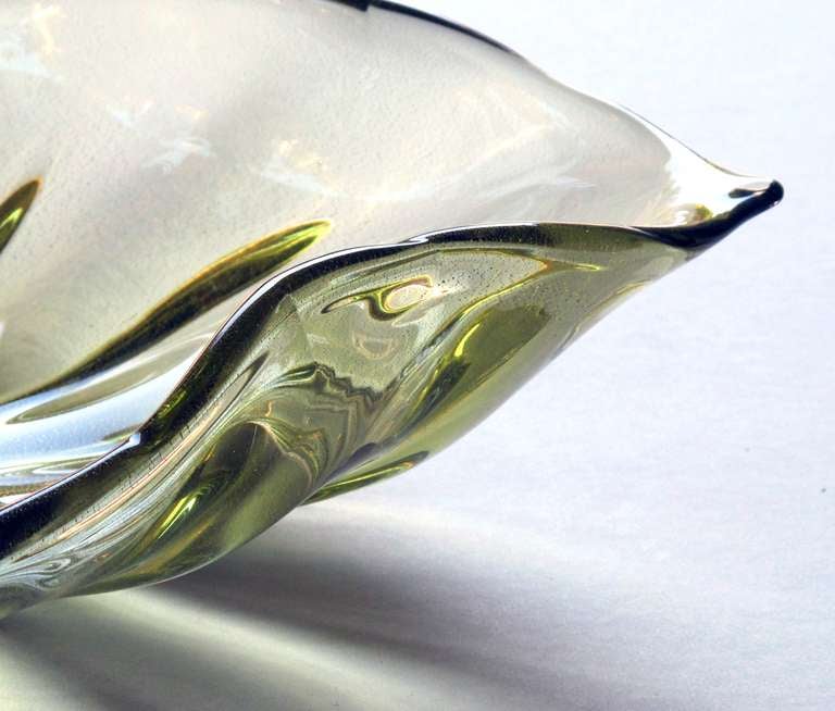 Large Murano Olive Green Art Glass Leaf-Form Bowl w/ Gold Inclusions by Barbini In Excellent Condition In San Francisco, CA