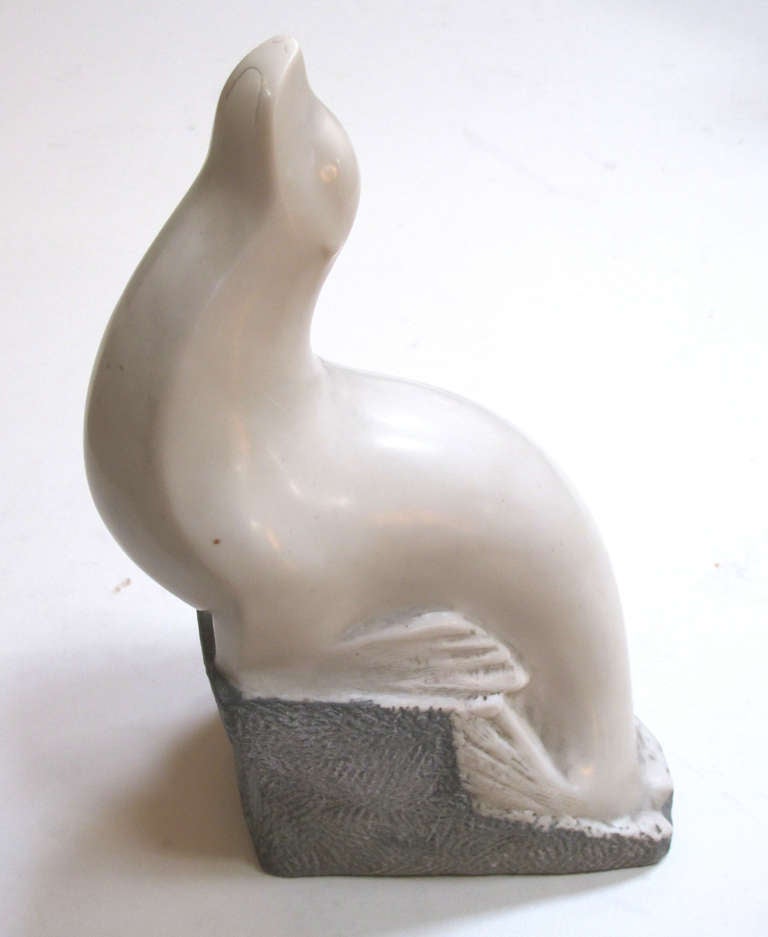 Gut gegossene Skulptur einer Robbe:: die auf einem Felsen ruht:: signiert 'V Glinksy'