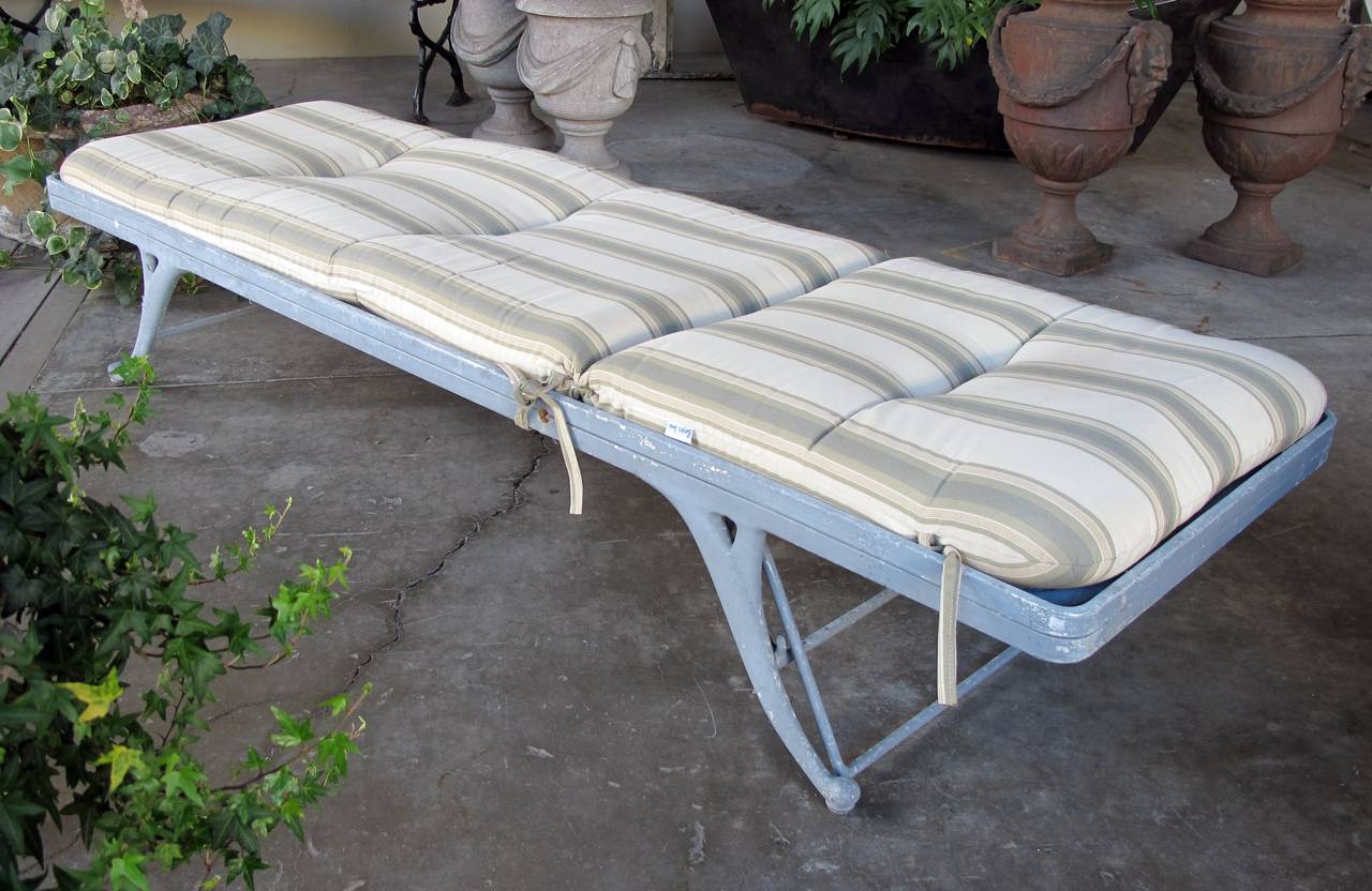 Un Gris Estilo Regencia Americano  Silla de jardín de aluminio de Brown Jordan Estadounidense en venta
