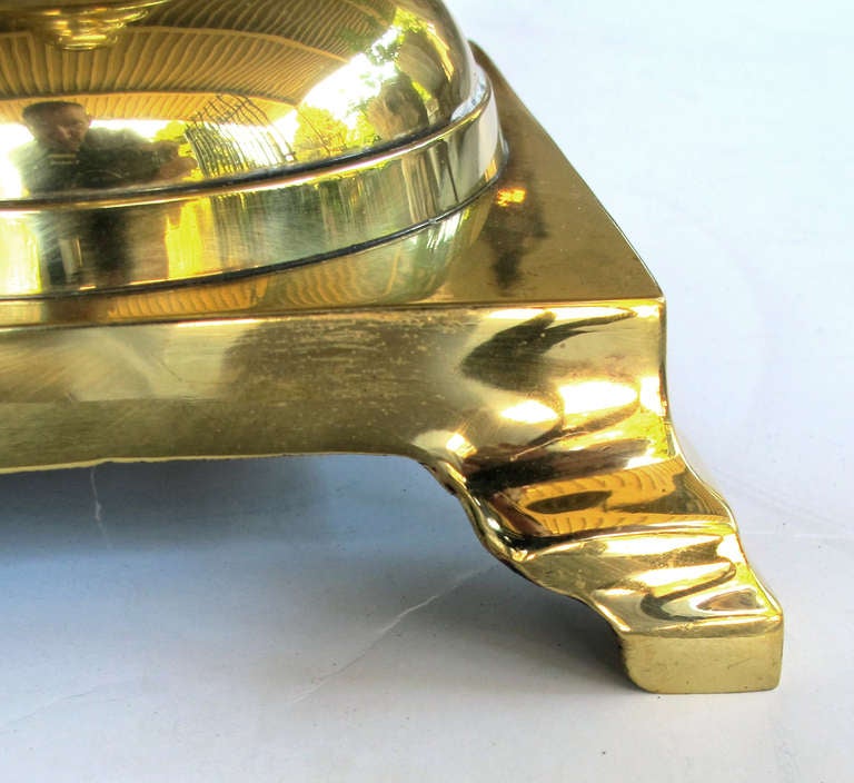 Ein hochwertiges und schweres Paar holländischer Messing-Kerzenständer in Balusterform