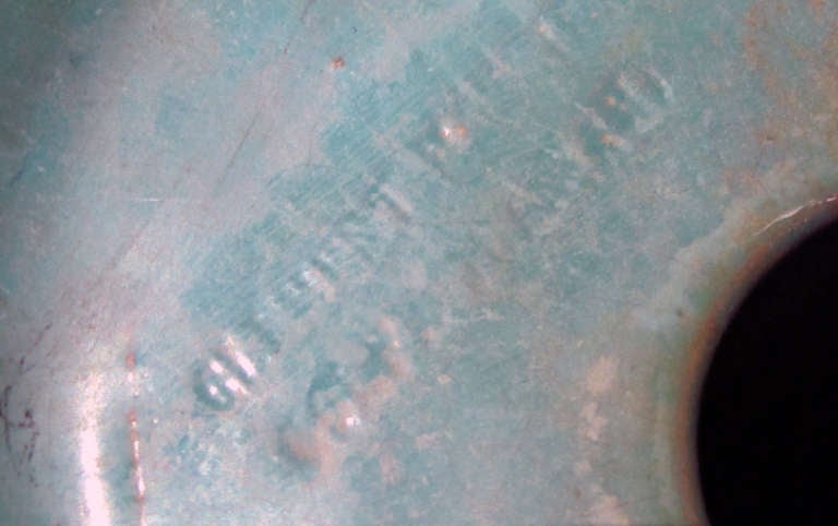 Une jardinière massive en poterie française turquoise à glaçure goutte à goutte ; estampillée 'Clement Massier Golfe-Juan' ; le grand corps imposant émanant de 4 poignées doubles exagérées avec un motif de feuillage stylisé ; le tout reposant sur