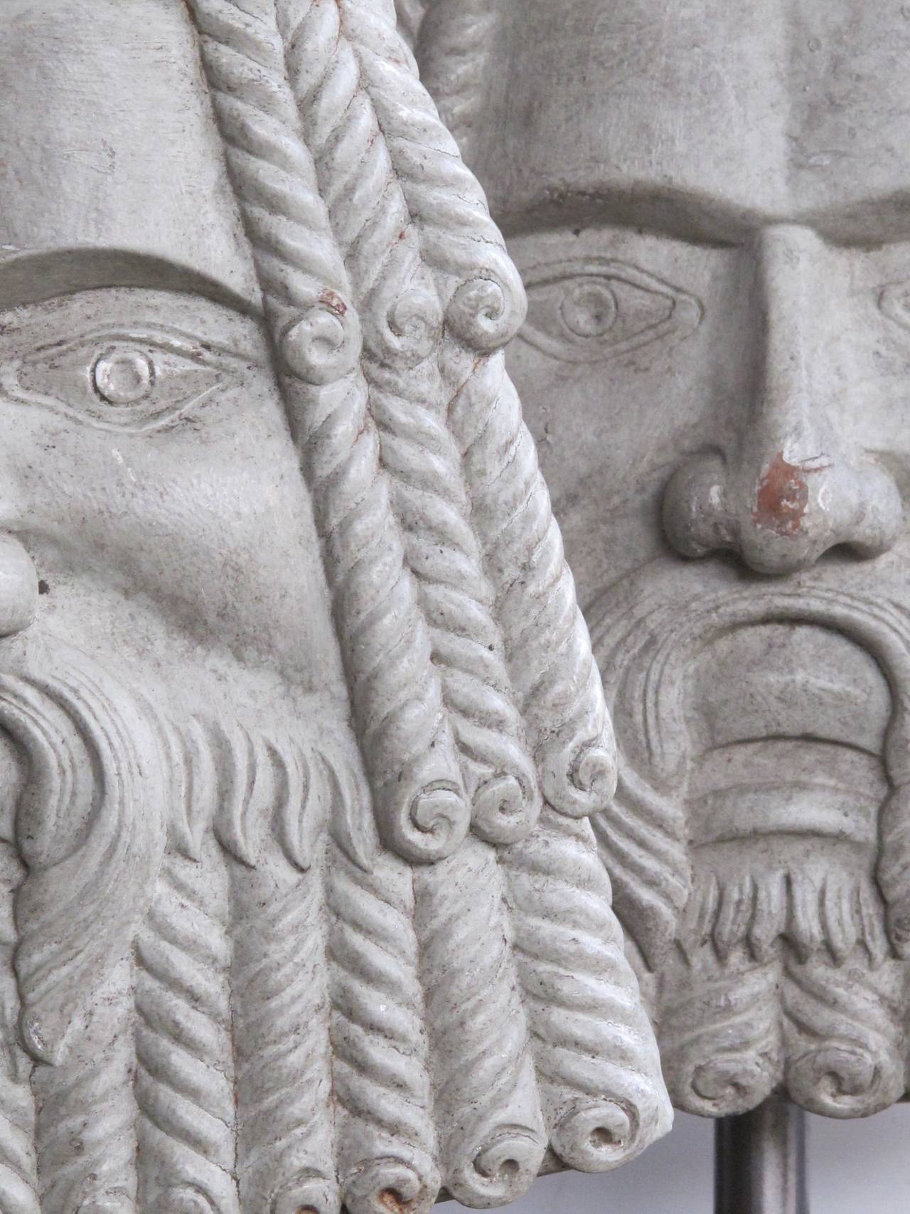 Gut geschnitztes Paar grauer, bemalter Holzmasken im italienischen römischen Stil, jetzt Lampen (Geschnitzt) im Angebot