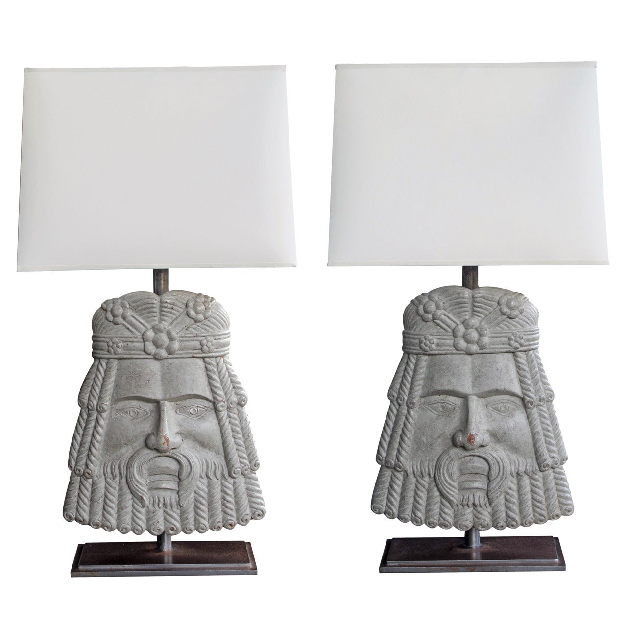 Gut geschnitztes Paar grauer, bemalter Holzmasken im italienischen römischen Stil, jetzt Lampen