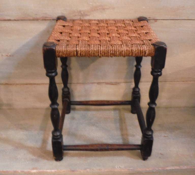 tabouret d'appoint du 19ème siècle avec un siège tissé à la main. Ce tabouret d'appoint a une merveilleuse patine ancienne et moelleuse et une surface originale. L'état est très bon et solide.